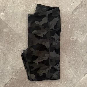 Yogalicious Women’s Black Gray Camo Capri Leggings Size Small